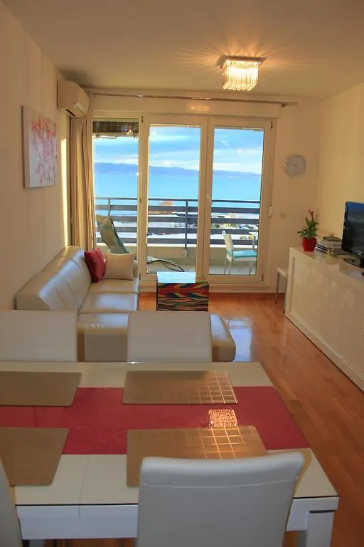 Luxury Beach Front Apt With Seaside View And Free Parking スプリト